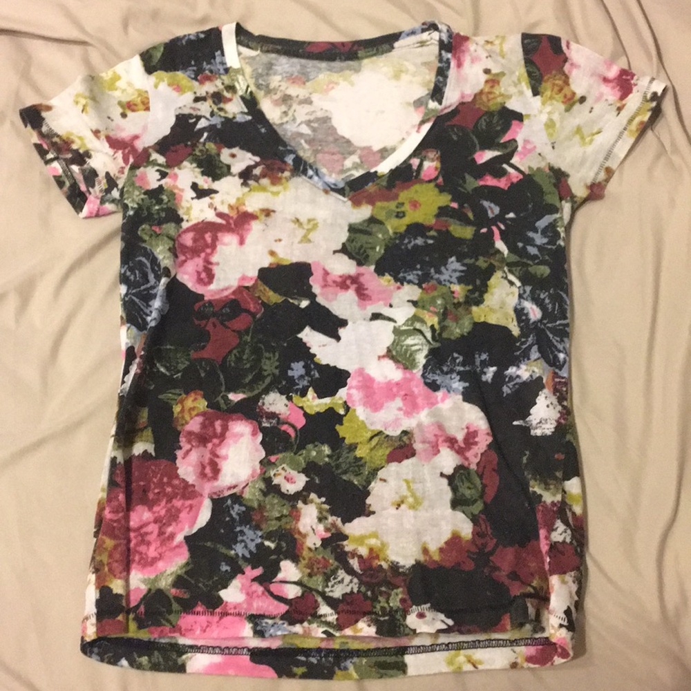 Adorable floral v neck from urban outfitters!!